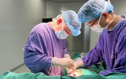 Vú chảy mủ sau khi tiêm filler tạo "ngực khủng"