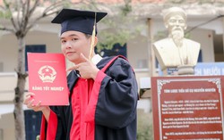 Bố bán hủ tiếu, mẹ là công nhân: Thủ khoa tỉnh Sóc Trăng mong kiếm được nhiều tiền để bố mẹ đỡ vất vả