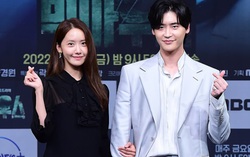 Yoona tình tứ khoác tay Lee Jong Suk trong họp báo phim thế sóng "Bác sĩ luật sư"