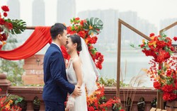 Đám cưới đỏ rực bên bờ sông: Cô dâu làm một việc "siêu đặc biệt" trong hôn lễ