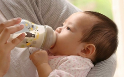 Tránh mắc phải 8 sai lầm khi cho trẻ bú bình