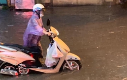 Hà Nội: Sau trận mưa lớn nhiều tuyến phố bị ngập, người dân khó khăn di chuyển về nhà
