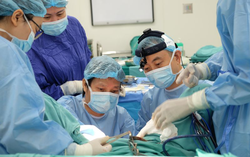Phẫu thuật trả giới tính cho người phụ nữ có... tinh hoàn
