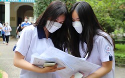 Mẹ vui lây khi thấy con nhẹ nhõm kết thúc ngày thi đầu tiên
