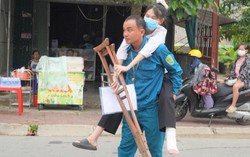 Bố cõng con đi thi, thí sinh được giáo viên viết bài thi hộ