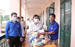 Thí sinh phải nằm cáng, truyền nước khi đi thi tốt nghiệp THPT