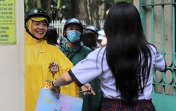 Dù kết quả ra sao, mẹ vẫn tươi cười đón con sau buổi thi cuối