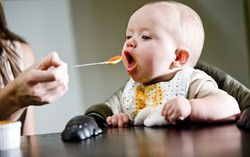 2 trường hợp cần tránh khi mẹ cho con ăn cá hồi 