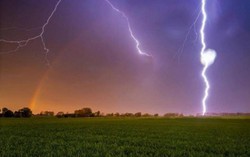 Người đàn ông bị sét đánh tử vong khi đang làm đồng