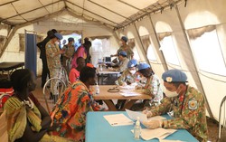 Các chiến sĩ “mũ nồi xanh” khám chữa bệnh thiện nguyện trong mùa mưa lũ ở Nam Sudan