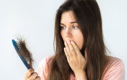 Rụng tóc nhiều ở nữ tuổi 17 có sao không? Cách khắc phục như thế nào?