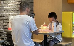 Bình luận vô tâm và ác ý khi bố con mừng sinh nhật trong cửa hàng gà rán 