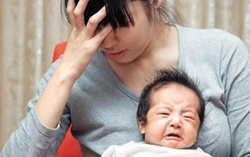Bị nhà chồng coi thường, sinh xong được cho túi đồ, mở ra tôi bật khóc