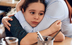 Trẻ đang chán nản mà nói "Thôi đừng buồn nữa, nín đi con" thì không khác gì "đổ thêm dầu vào lửa"