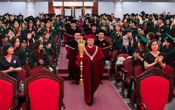 Ồn ào hiệu trưởng cầm quyền trượng: Thứ cần được “gỡ bỏ” không phải là chiếc áo