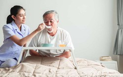 Mổ ruột thừa có uống nước cam được không?