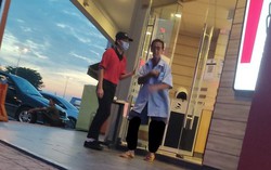 Những người già bị bỏ rơi trong thế giới công nghệ
