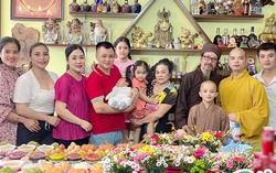 Mâm cúng đầy tháng con trai NSND Tự Long đầy ắp các loại bánh