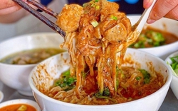 Ghé Tiền Giang thưởng thức hủ tiếu sa tế cay “xé lưỡi”, quán tồn tại hơn 30 năm vẫn 1 vị không đổi