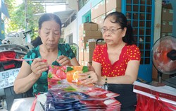 Giúp chị em cùng phát triển kinh tế nhờ nghề gia công bao bì
