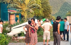 Ô tô đấu đầu xe máy rồi lật nhào, 1 người tử vong