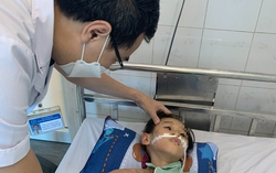 Bé gái 8 tuổi viêm hoại tử niêm mạc thực quản vì nuốt pin