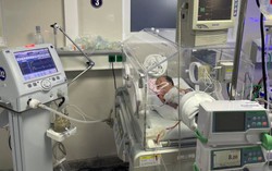 Vừa chào đời, 2 trẻ đã bị dị tật đường tiêu hóa