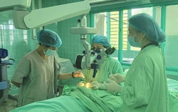 Chơi cắt giấy, bé 8 tuổi bị kéo đâm vào mắt