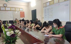 8 cô gái trẻ cùng nhóm nam thanh niên "bay lắc" trong quán karaoke
