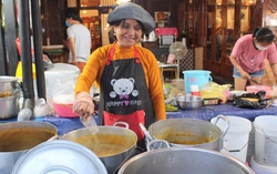 Xếp hàng dài chờ ăn bánh canh 35 năm ở Hội An, khách ta khách Tây đều khen nức nở