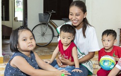 Á hậu Thạch Thu Thảo giản dị chơi đùa cùng các em nhỏ làng trẻ SOS