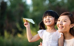 4 nguyên tắc nuôi dạy con gái tự tin, mạnh mẽ