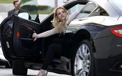 Bị chỉ trích về khả năng cầm lái, Britney Spears làm clip bên cạnh chiếc xe sắt vụn