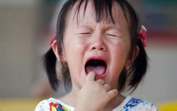 Hiểu rõ nguyên nhân trẻ hay khóc mỗi khi đến trường để không quát mắng con