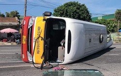 Xe buýt bị xe đầu kéo tông lật giữa đường, 10 hành khách nhập viện