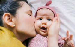 Nên bỏ thói quen cưng nựng vuốt má, thơm hôn trẻ nhỏ!