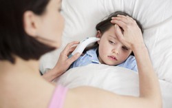 Thời điểm giao mùa trẻ dễ bị sốt virus, khi nào cần đưa trẻ đến bệnh viện?