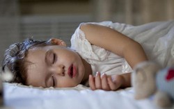 Nguyên nhân gây đổ mồ hôi trộm ở trẻ và cách chữa hiệu quả