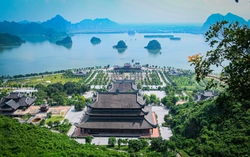 5 ngôi chùa có hồ nước như tiên cảnh