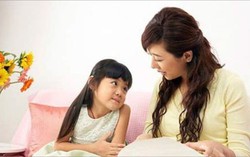 Đi chơi, con gái hỏi một câu khiến mẹ đau thắt lòng