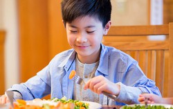 5 thói quen ăn uống lịch sự cha mẹ cần dạy con