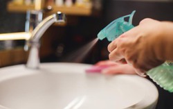 6 công dụng làm sạch của giấm trắng