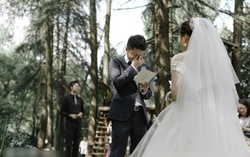 Đám cưới trong rừng đẹp như phim cổ tích của cặp đôi thanh mai trúc mã