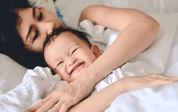 Hành động vui đùa của cha mẹ có thể gây hại cho trẻ