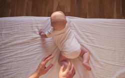 Cha mẹ cần làm gì khi con không may bị ngã khỏi giường hoặc cũi
