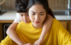 Đang lớn tiếng mắng con, chồng quát một câu khiến tôi giật mình