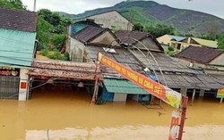 Cùng con gái dọn dẹp nhà cửa sau lũ, người phụ nữ bị điện giật tử vong
