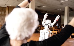 Robot dạy Yoga, chơi với người già