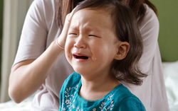 Mỉa mai con cái chỉ để xả cơn giận: Hình thức bạo hành đáng sợ