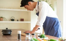 Từ sau bữa ăn ở nhà sếp, chồng tôi đột ngột chăm chỉ làm việc nhà